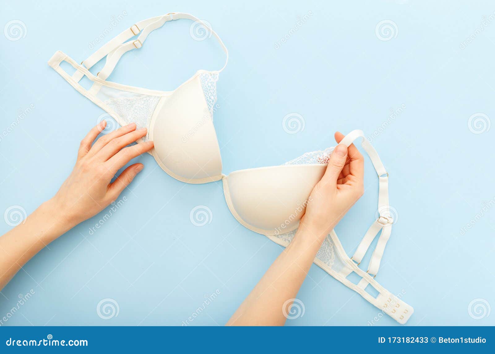Foto de Woman is choosing a new bra in the lingerie store concept