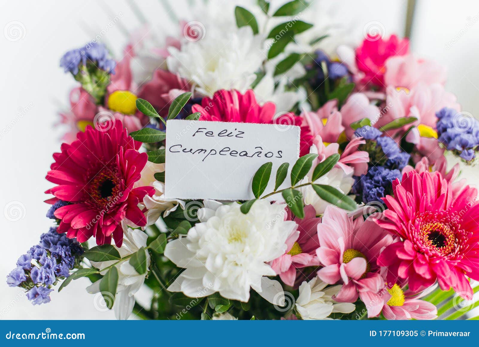 card for a bouquet with the inscription happy birthday in spanish feliz cumplea os in a bright beautiful bouquet of flowers