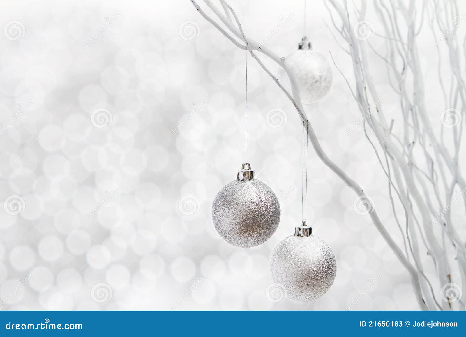 Nền trắng và những chiếc bóng bạc lấp lánh như phiên bản mùa đông của cảnh đêm sao. Tất cả tạo nên không gian Giáng Sinh ấm áp và lãng mạn, mang đến cảm giác thật bình yên và hạnh phúc.