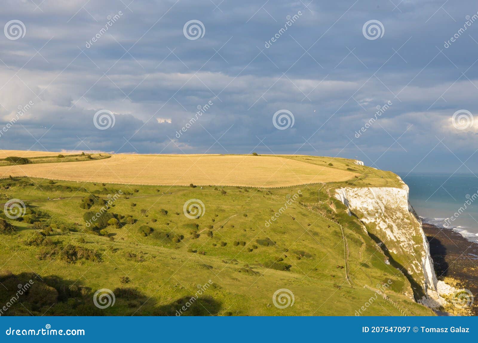 White Cliffs of Dover stock image. Image of horizon - 207547097