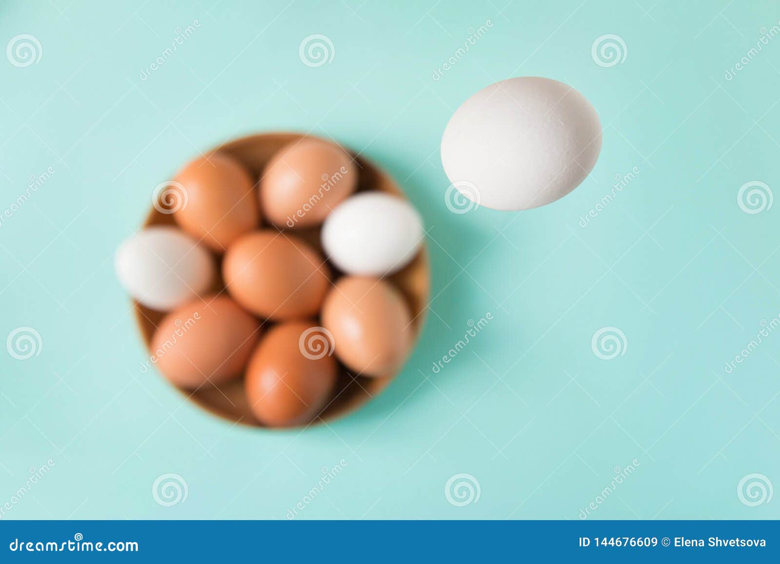 Почему падает яйцо. Яйца падают. Рамка белое яйцо. Яйца падают с неба.