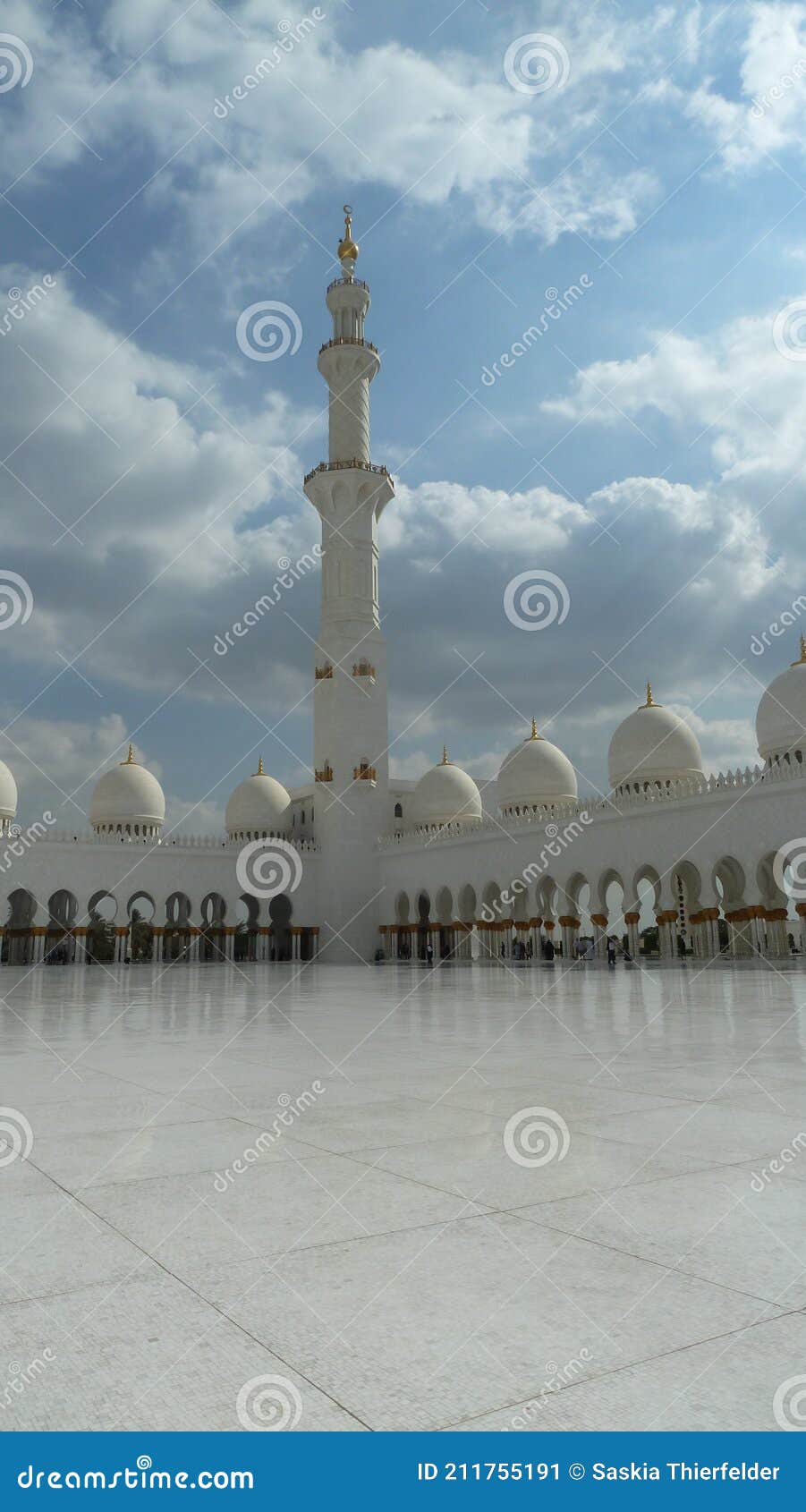 white and golden minarete of the sheikh zayed mosque in the blue sky