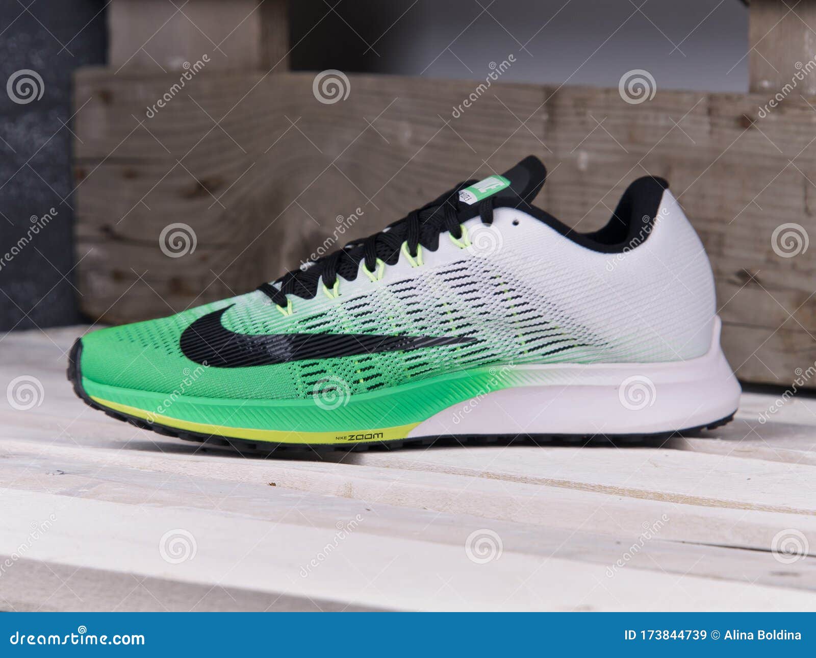 empresario Cobertizo amante Nike Zoom Elite 9 Running Shoes, Sneakers on Wooden Background.  Krasnoyarsk, Russia - July 10, 2017 Editorial Stock Image - Image of pair,  activity: 173844739