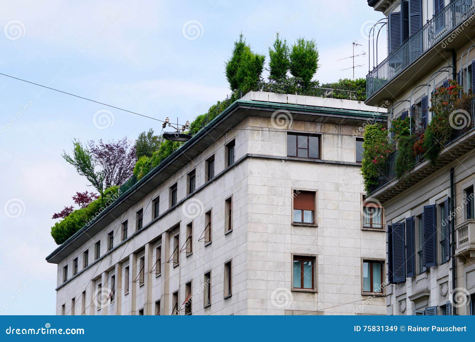 white-houses-green-roofs-milan-view-75831349.jpg
