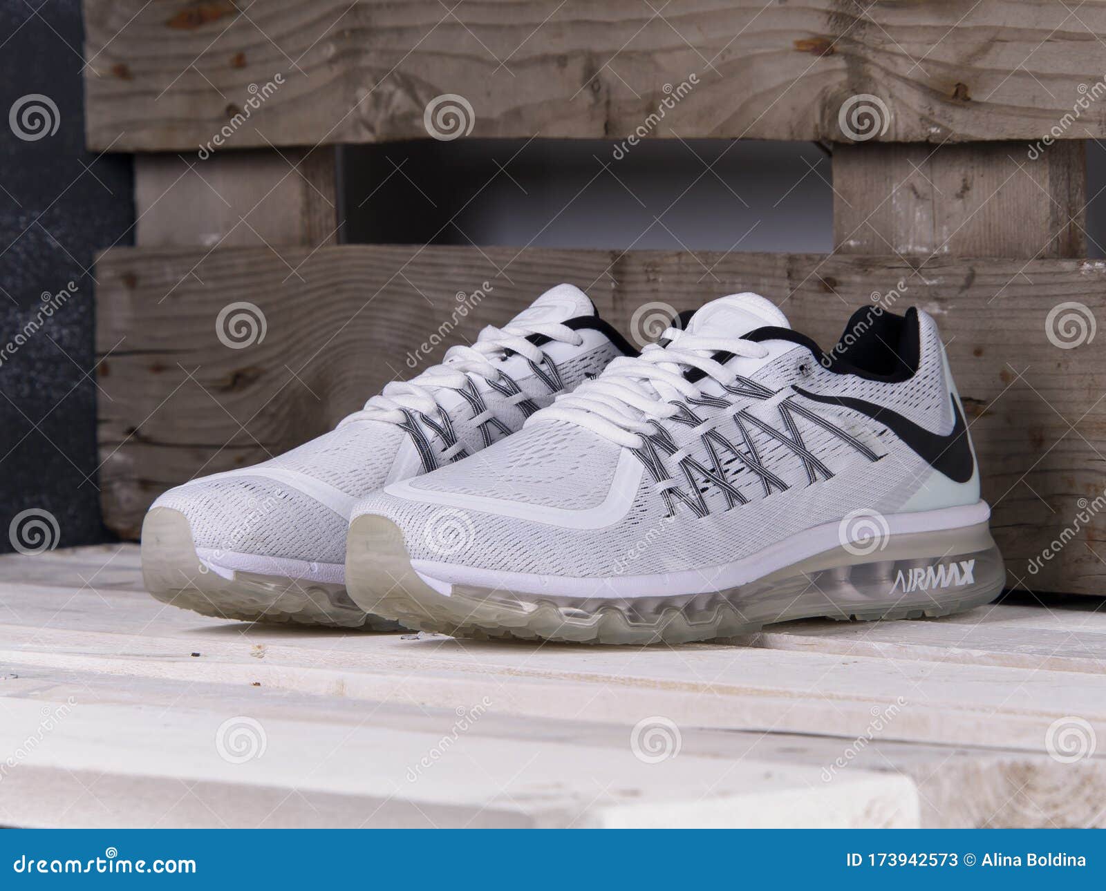 microfoon Kardinaal ras White Nike Air Max 2015 Sneakers, Running Shoes on Wooden Background.  Krasnoyarsk, Russia - July 10, 2017 Editorial Stock Photo - Image of  famous, leather: 173942573