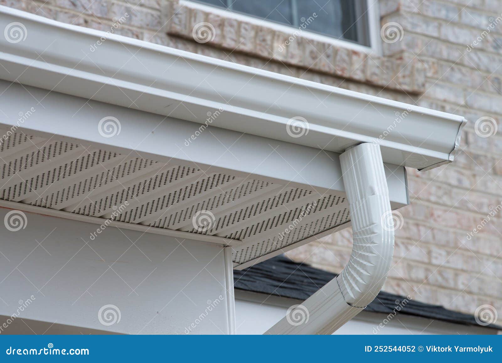 White Plastic Rain Guttering System Guttering Drainage Pipe Exterior