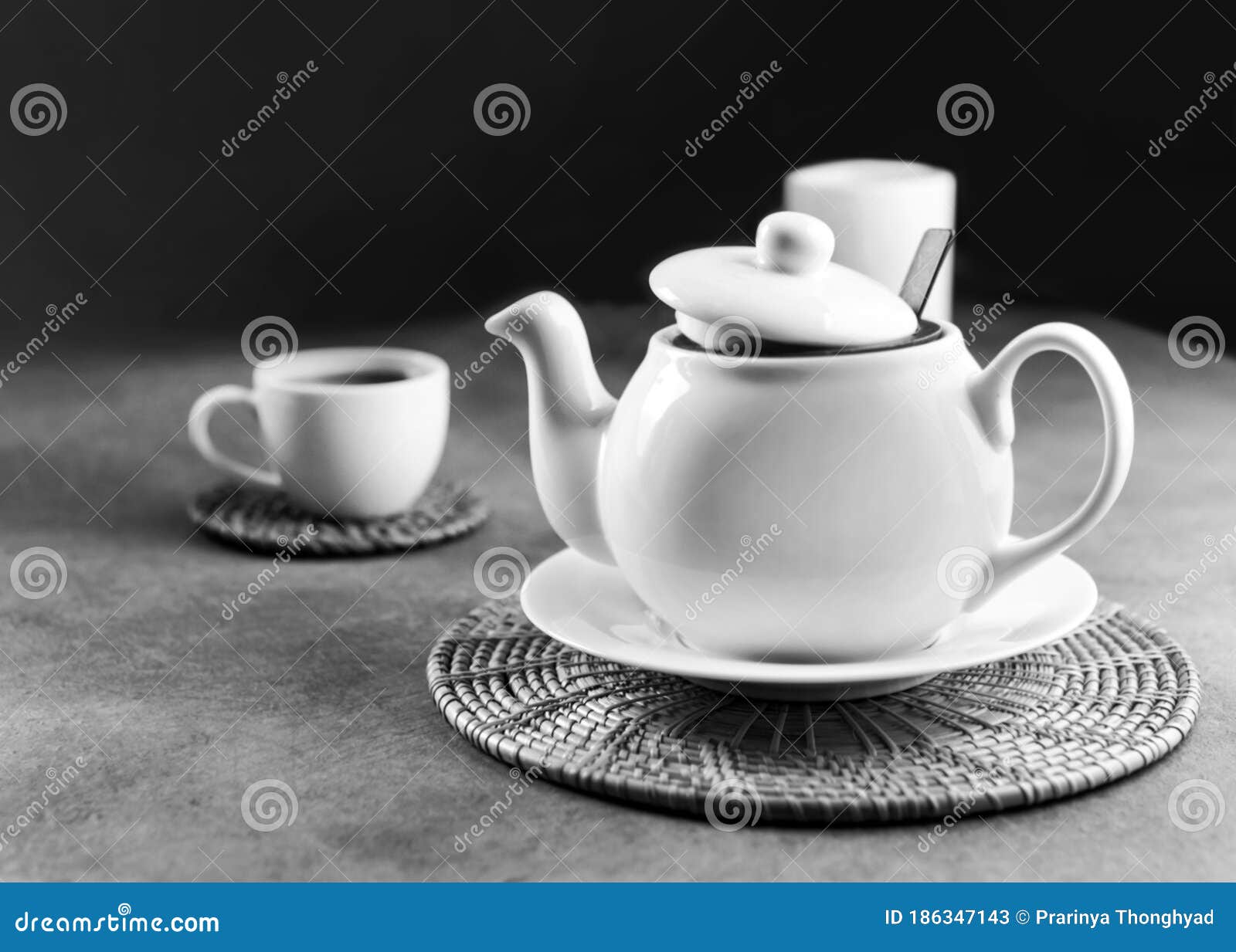 https://thumbs.dreamstime.com/z/white-porcelain-tea-cup-teapot-afternoon-table-setting-black-186347143.jpg