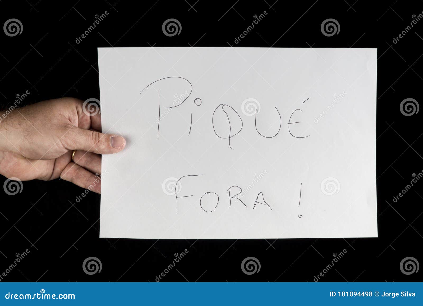white poster with a message `piquÃÂ© fora`