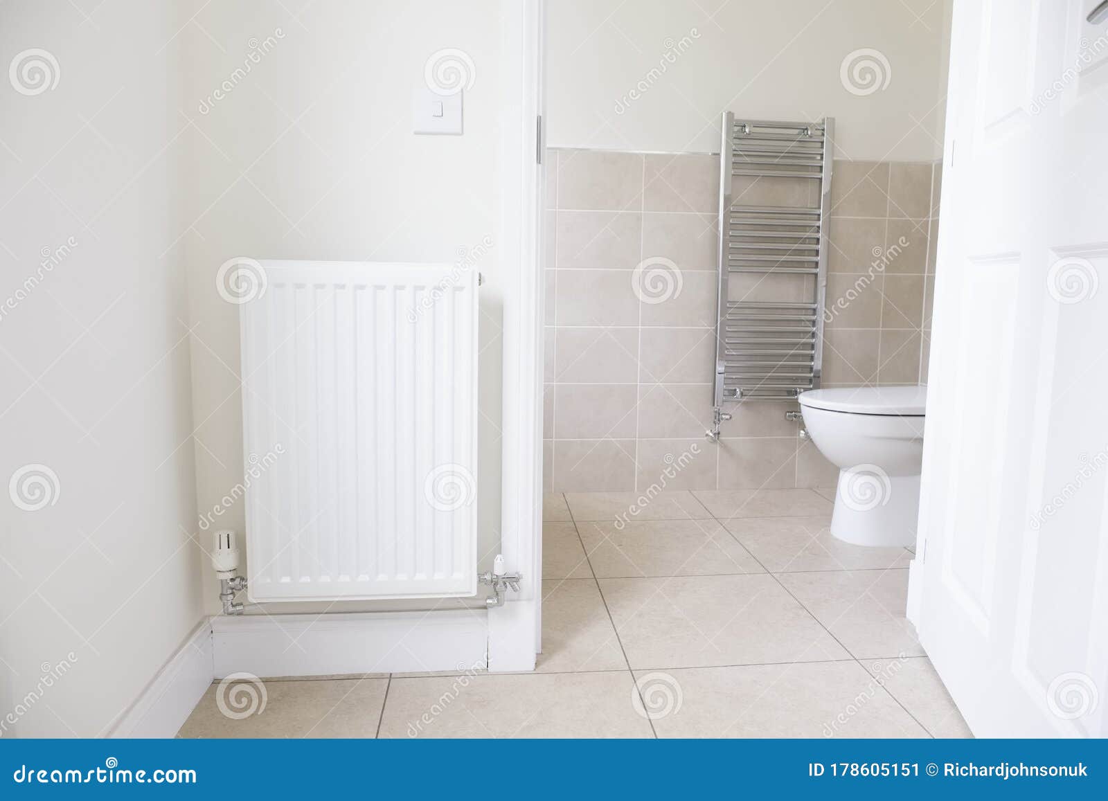 zuigen roem animatie White Radiator on Wall and Ensuite Bathroom WC Toilet Stock Image - Image  of wall, design: 178605151