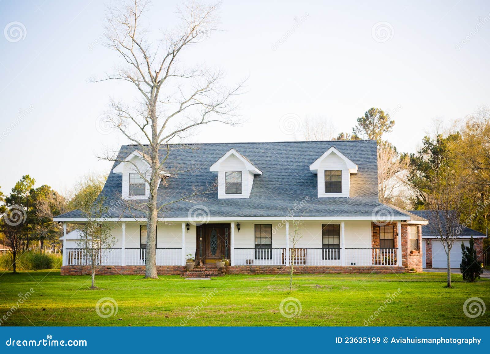 White Ranch Style  American Home Royalty Free Stock Images 