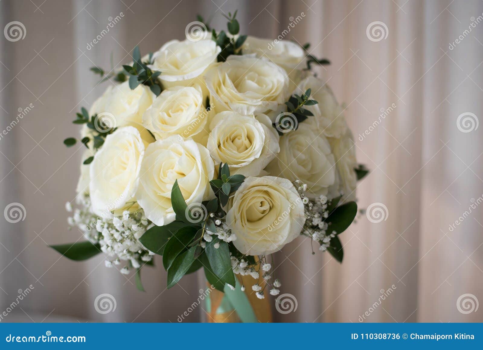 White Rose Flower Bouquet in Bundle Shape for Bridal in Wedding Stock