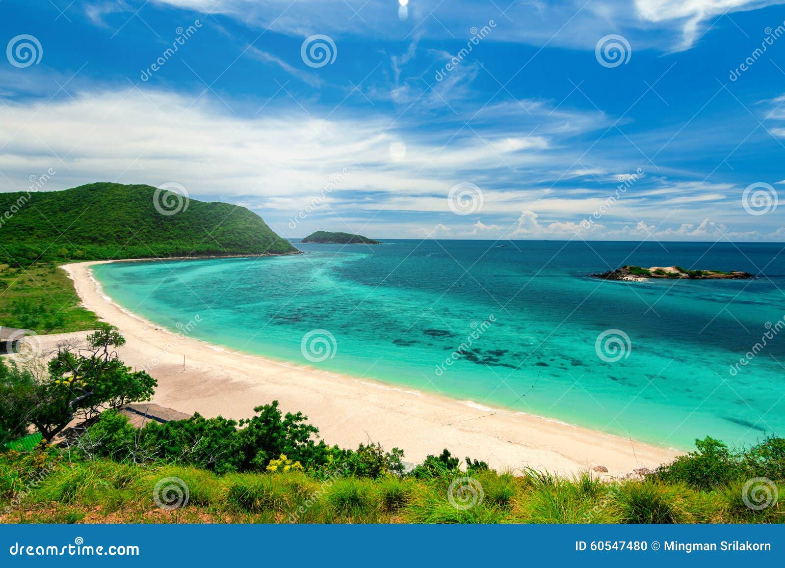 white sand beaches and blue ocean for snorkeling at samaesarn