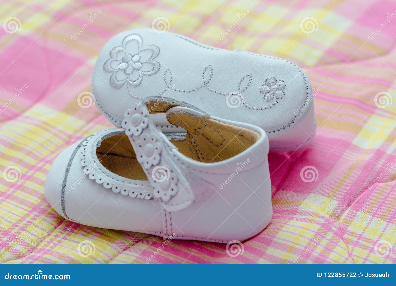 white shoes for baby girl with ornament on the sole