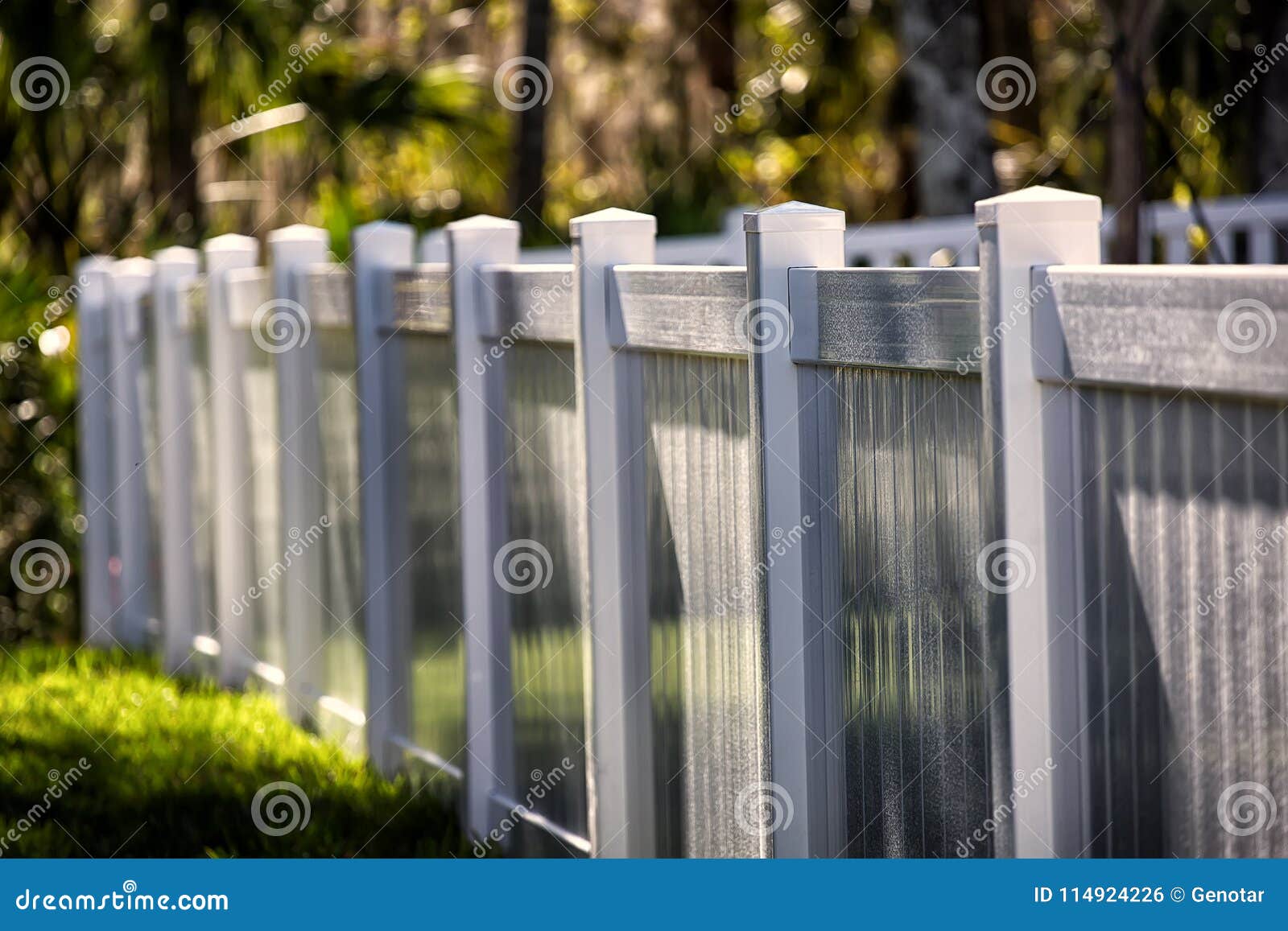 white solid privacy vinyl fence