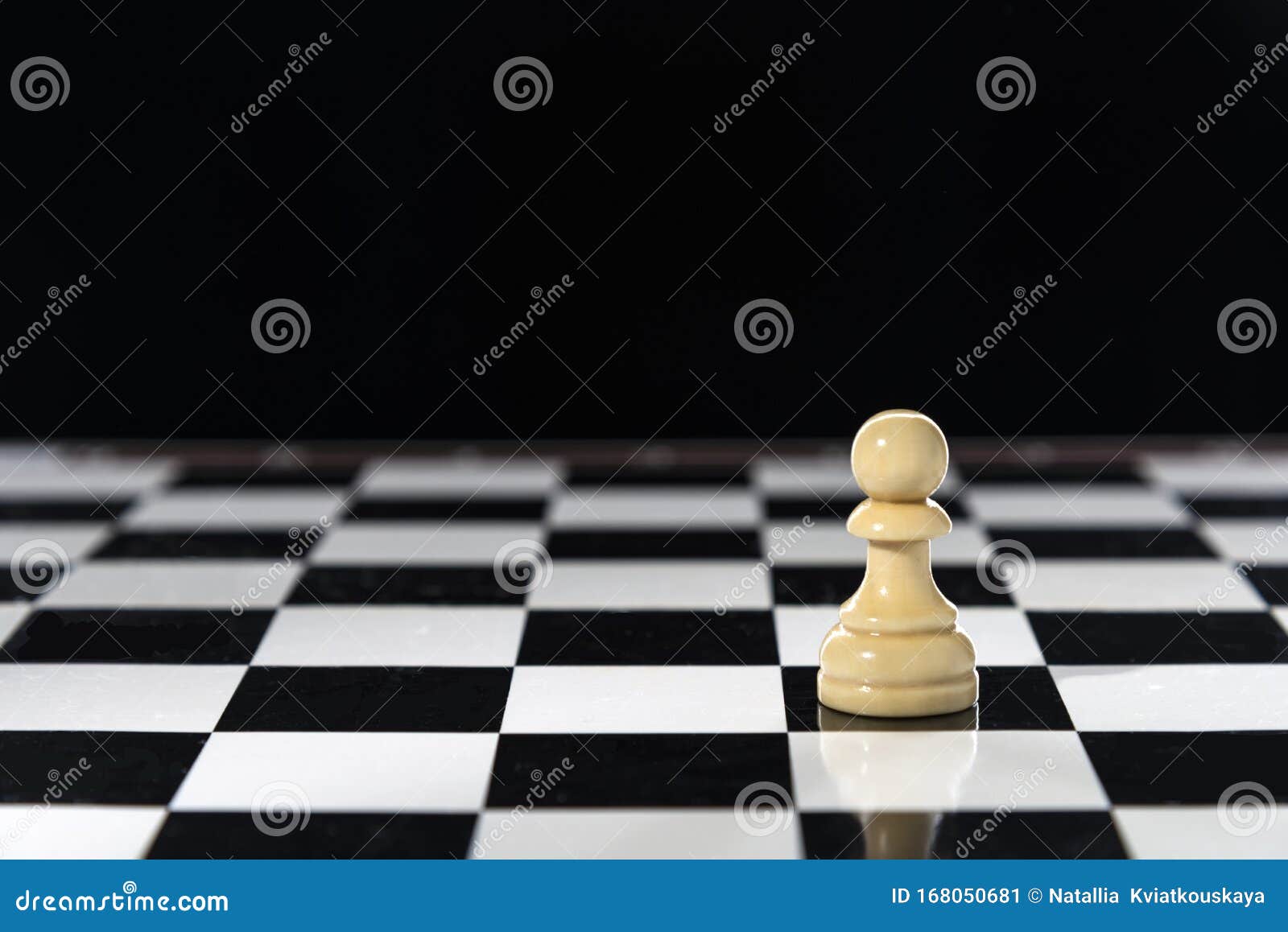 На шахматной доске осталось 5 белых фигур. Шахматы "пешка". Пешка на доске. Шахматная доска пешка к пешке. Белая пешка на черном фоне.