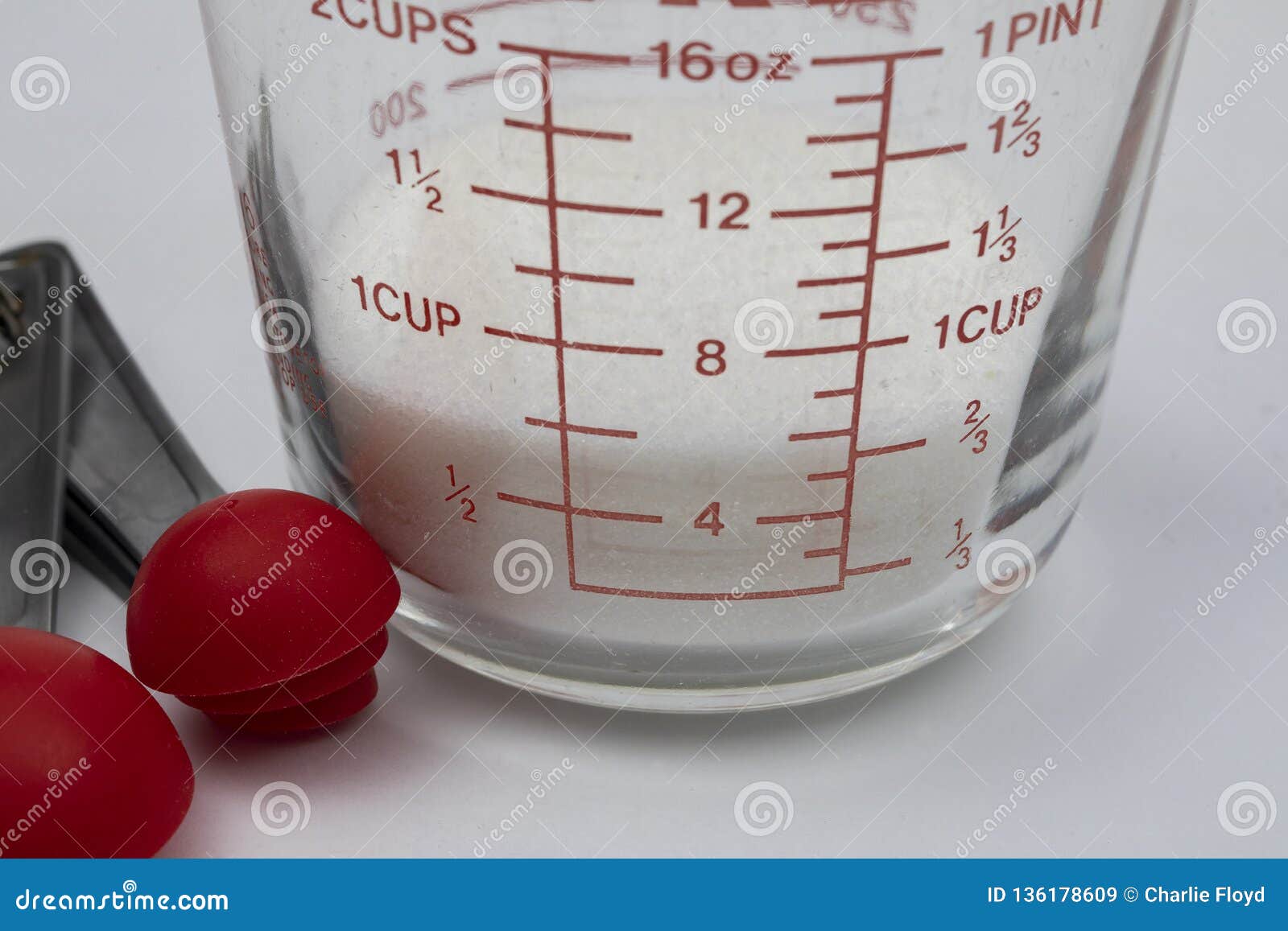 White sugar cubes in a measuring cup - Stock Image - C047/8141