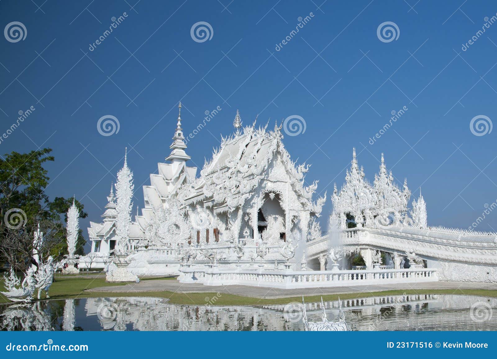 white temple chiang rai thailand