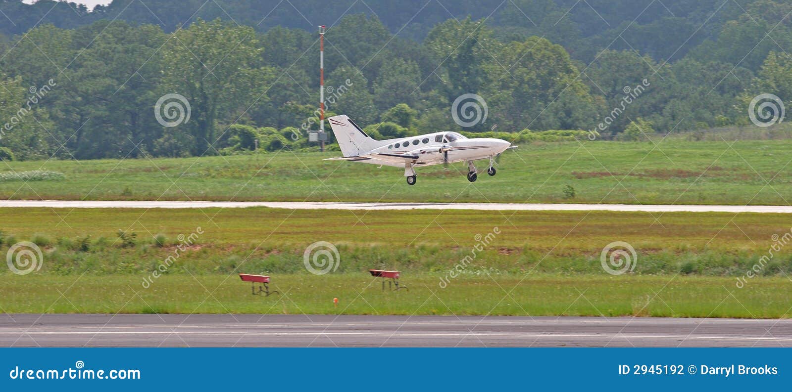 White Twin Prop Landing stock photo. Image of white, aeroplane 2945192