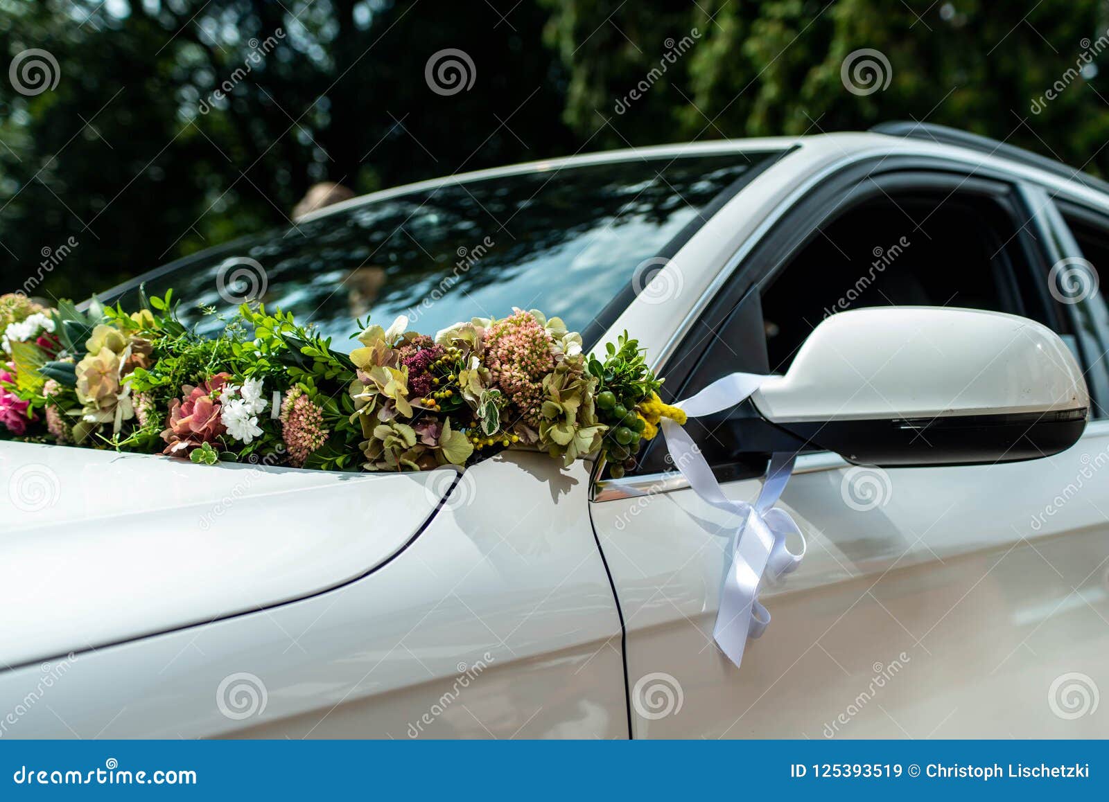 White Wedding Car with Wedding Decorations Flowers Stock Image - Image of  curve, celebration: 125393519