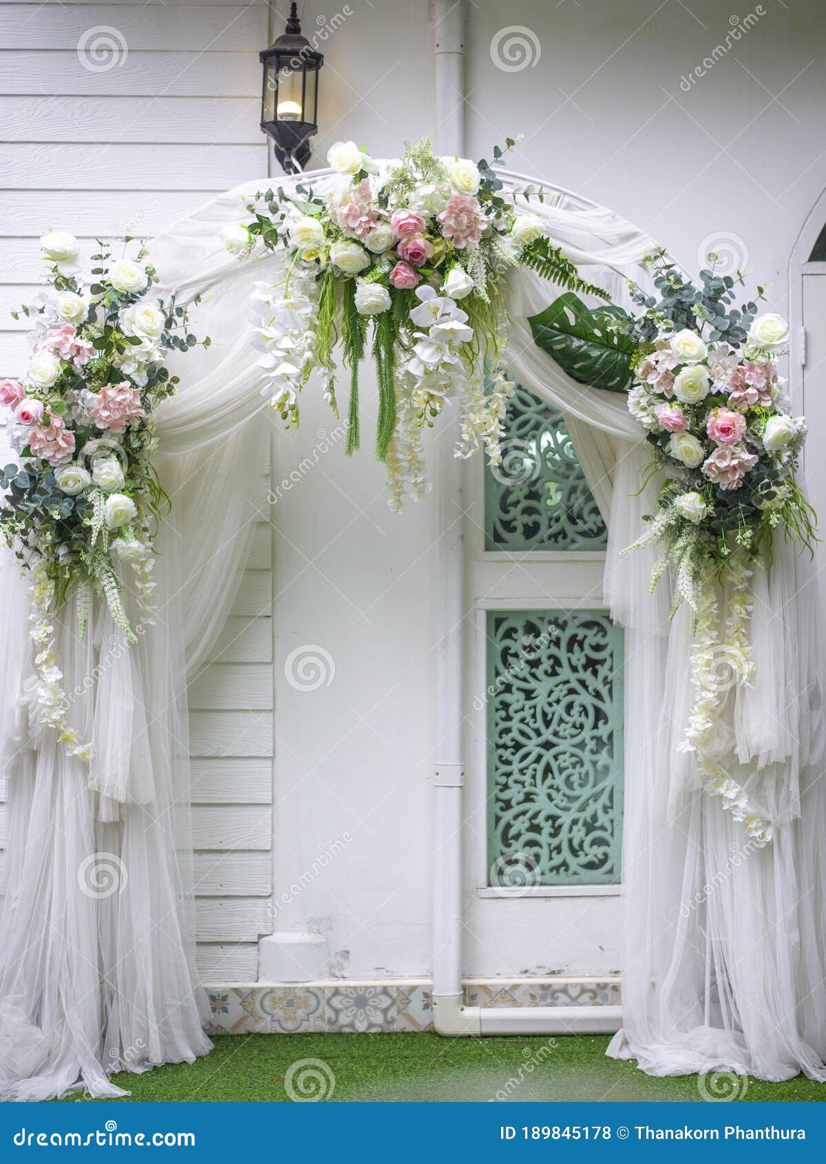 White Wedding Flowers and Wedding Decorations Stock Photo - Image of  beautiful, decorate: 189845178