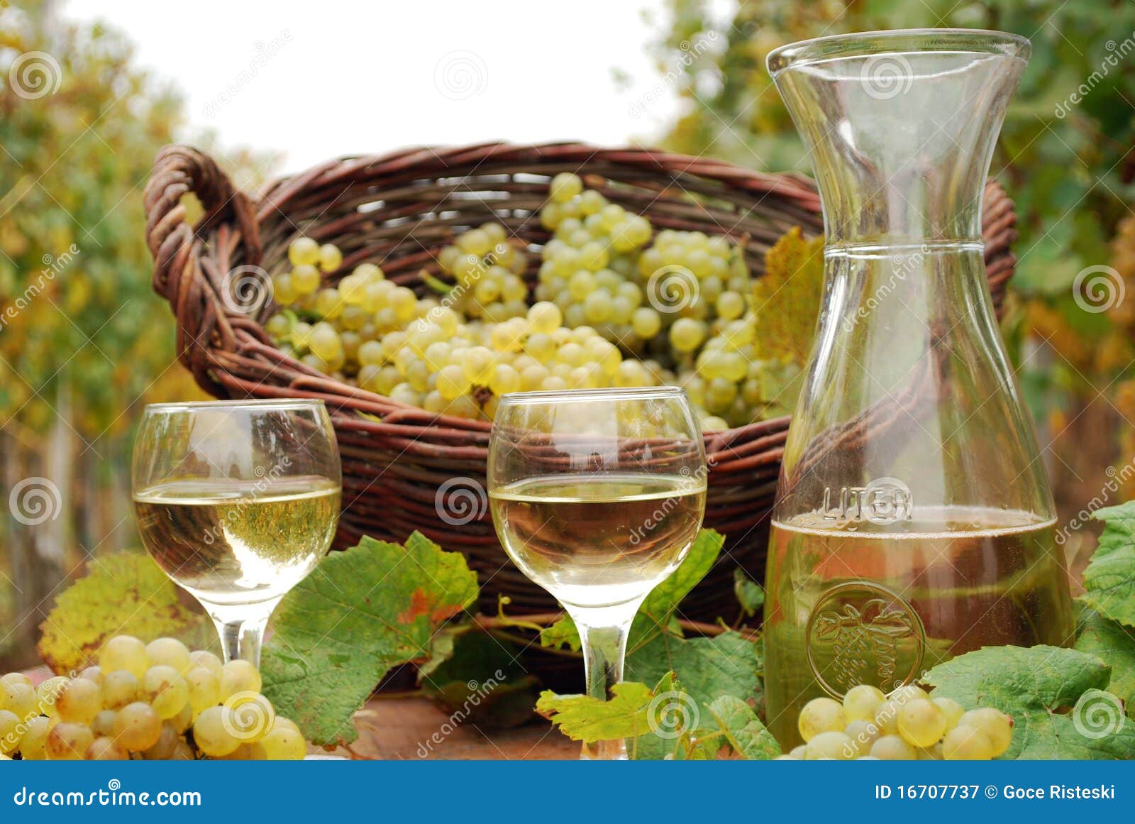 White wine and grape stock image. Image of glass, white 16707737