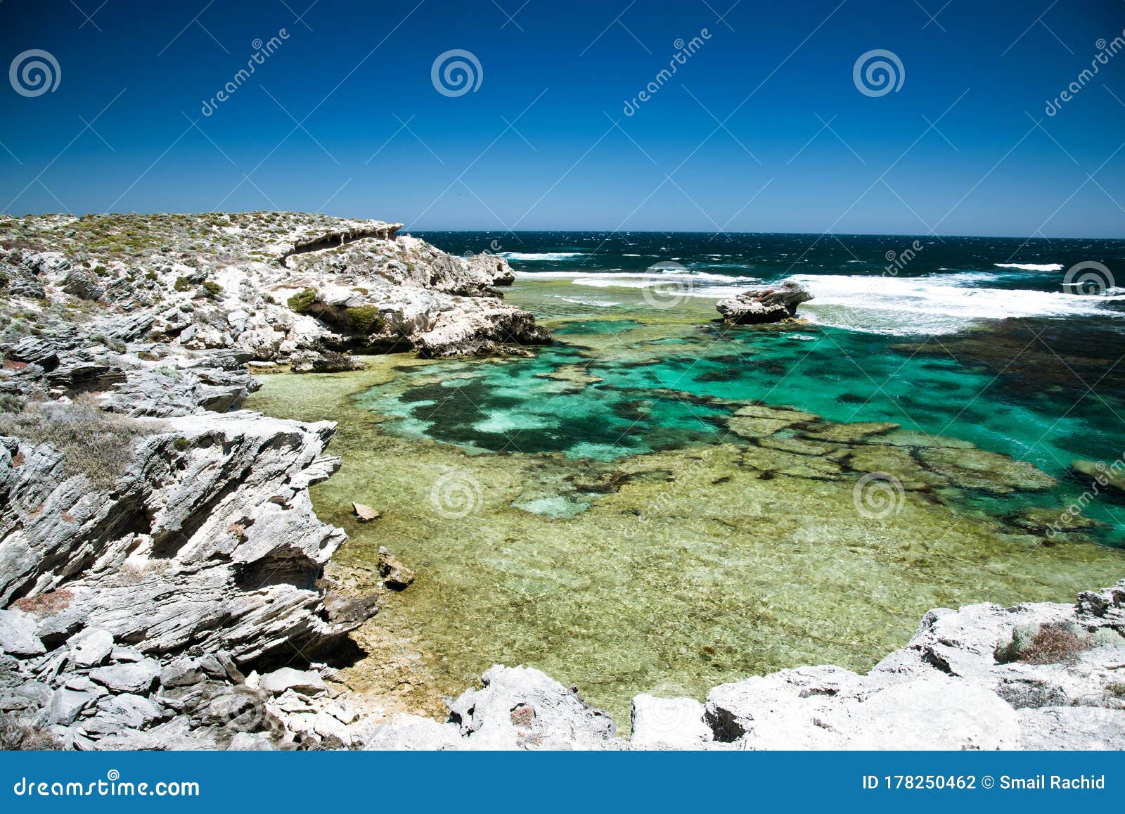 whites rocks and cristal clear water in rottnest island