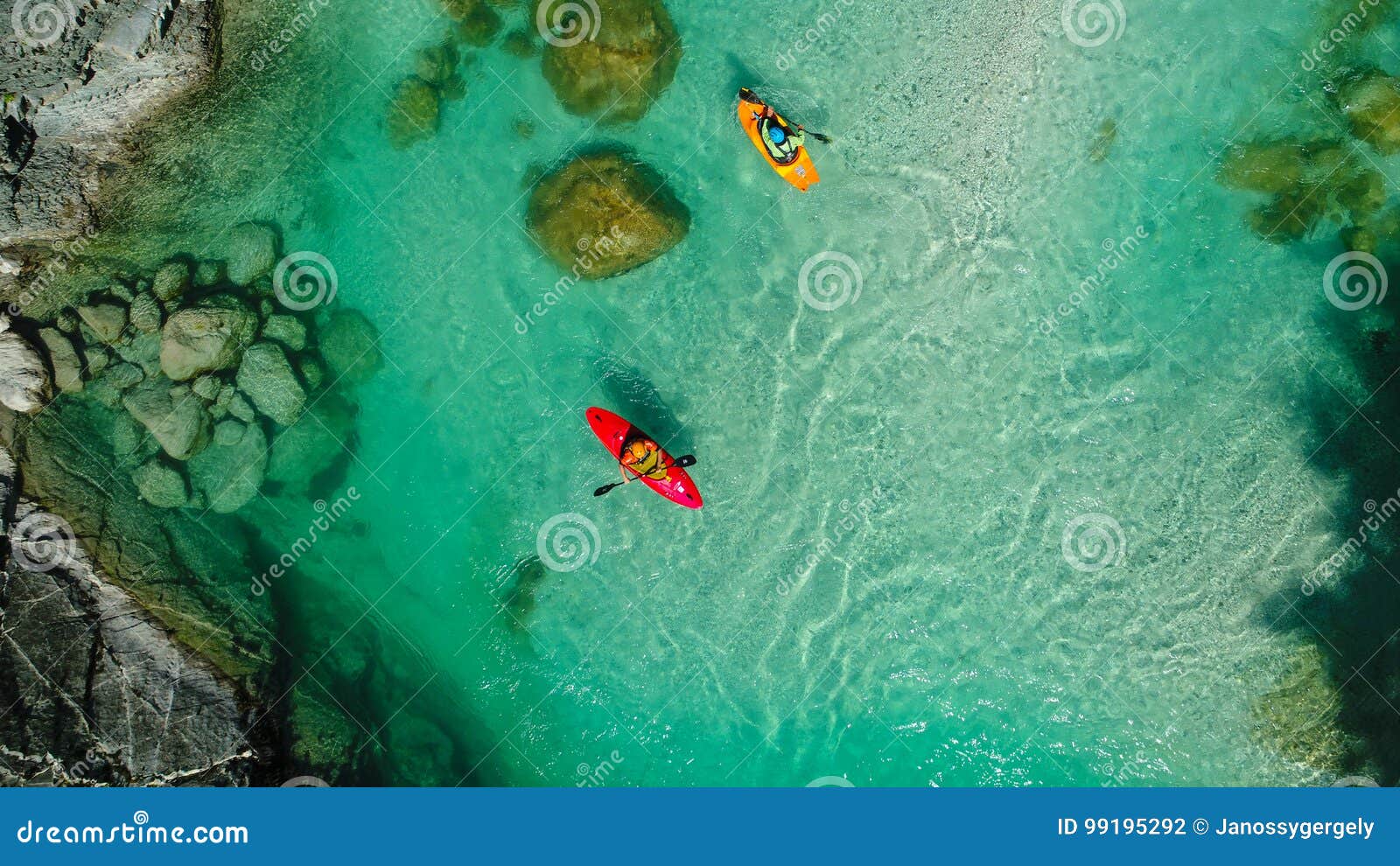 Whitewater Rafting på smaragdvattnet av den Soca floden, Slovenien, är det rafting paradiset för adrenalinsökare och också naturvänner