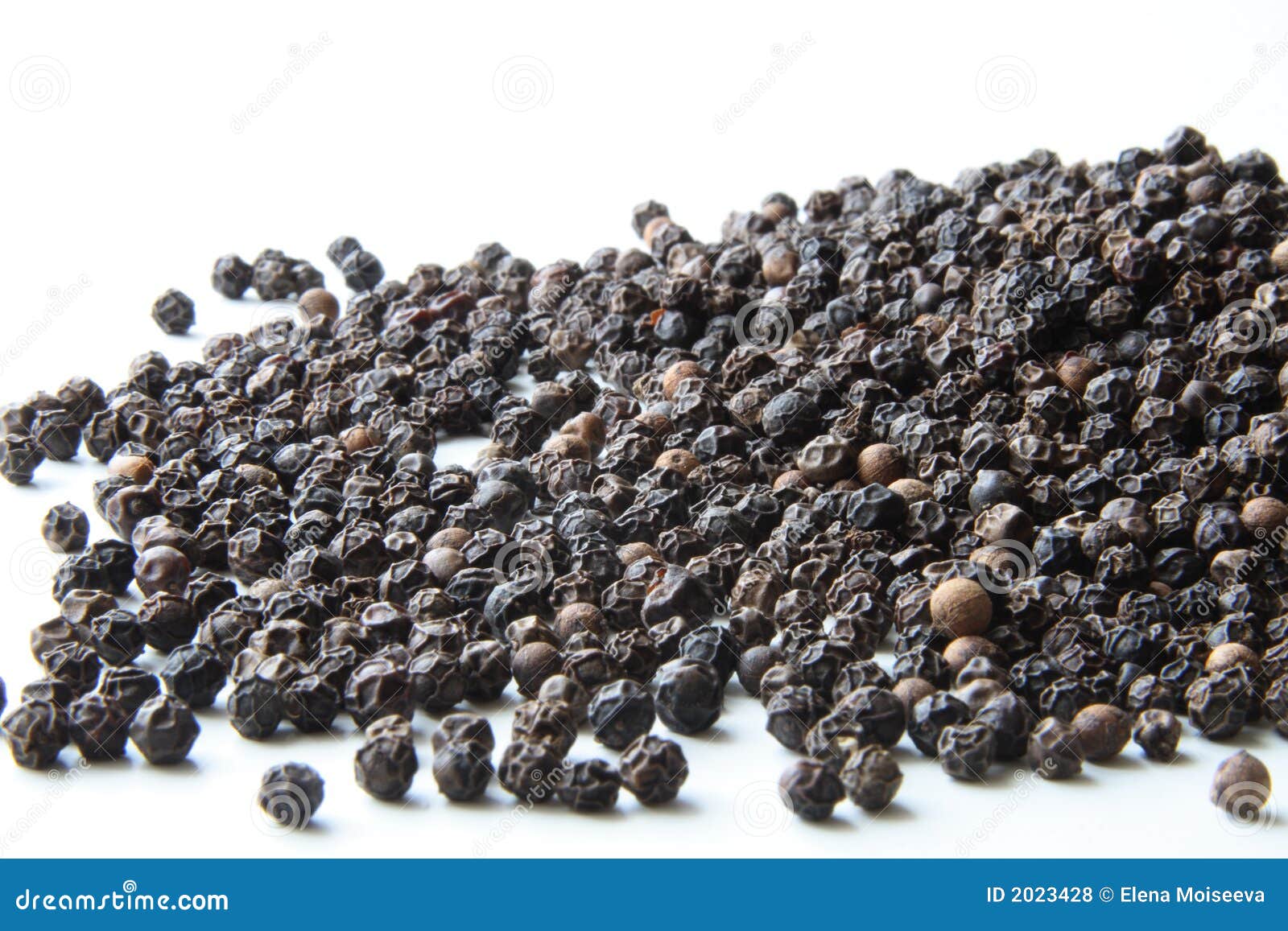 Whole Black Pepper Closeup Picture. Image 2023428