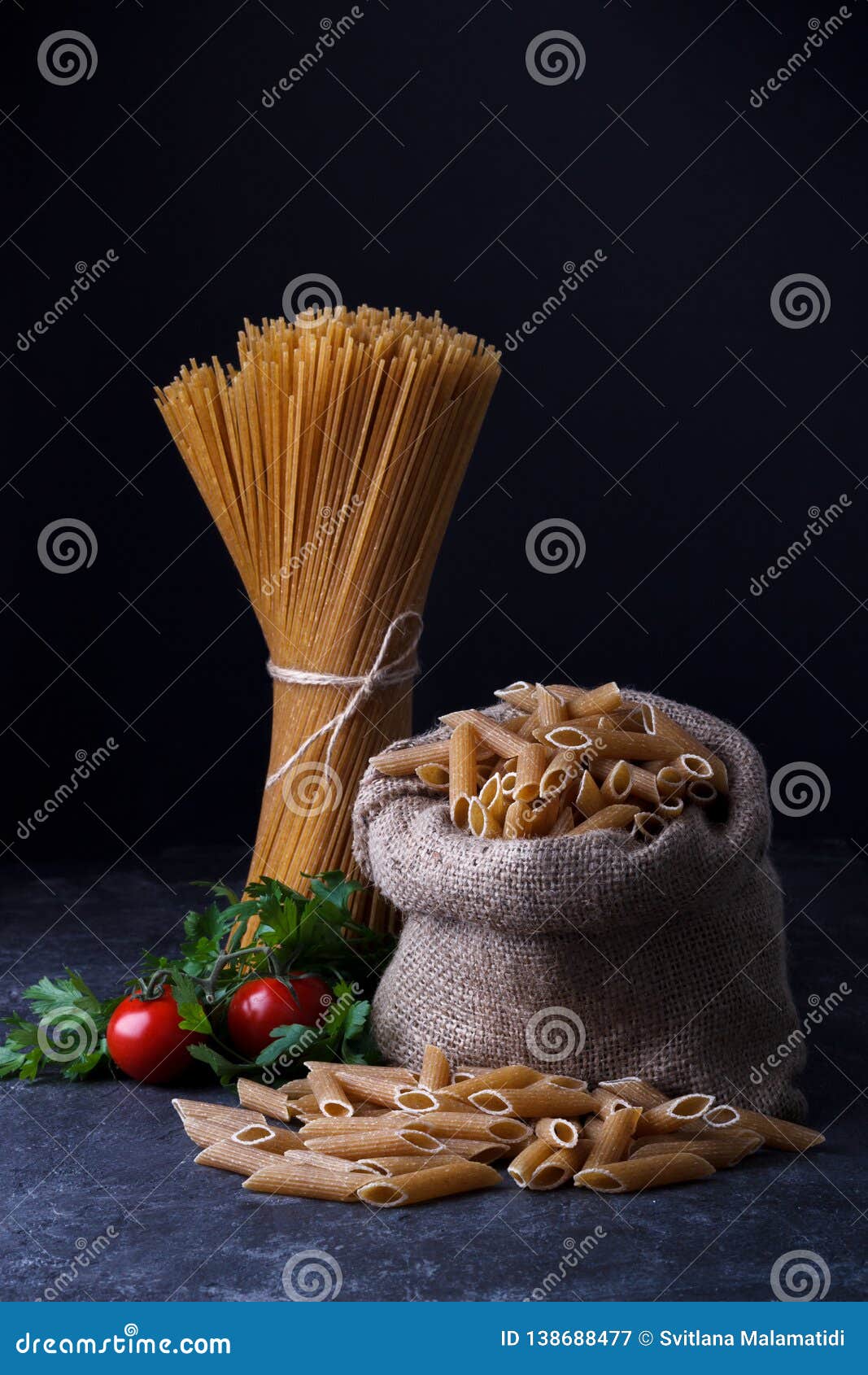 Whole Grain Dried Spaghetti Stock Image - Image of tomato, macro: 138688477