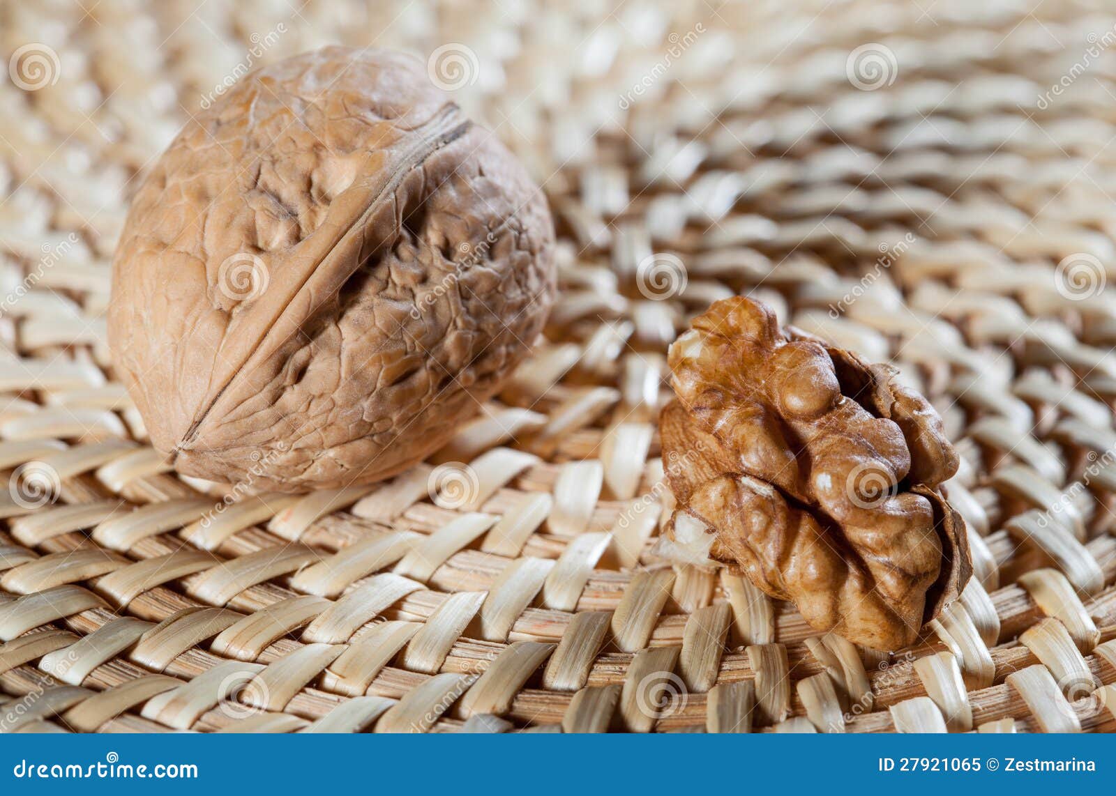 Whole Walnut and Walnut S Kernel Stock Image Image of food, nutrition 27921065
