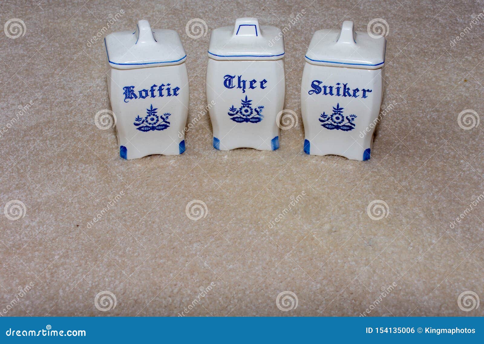 scheuren terras lichtgewicht Wide Angle with Space of Delft Blue Coffee, Tea, and Sugar Containers.  Koffie, Thee, Suiker. Famous Porcelain Souvenirs from Stock Photo - Image  of close, delft: 154135006