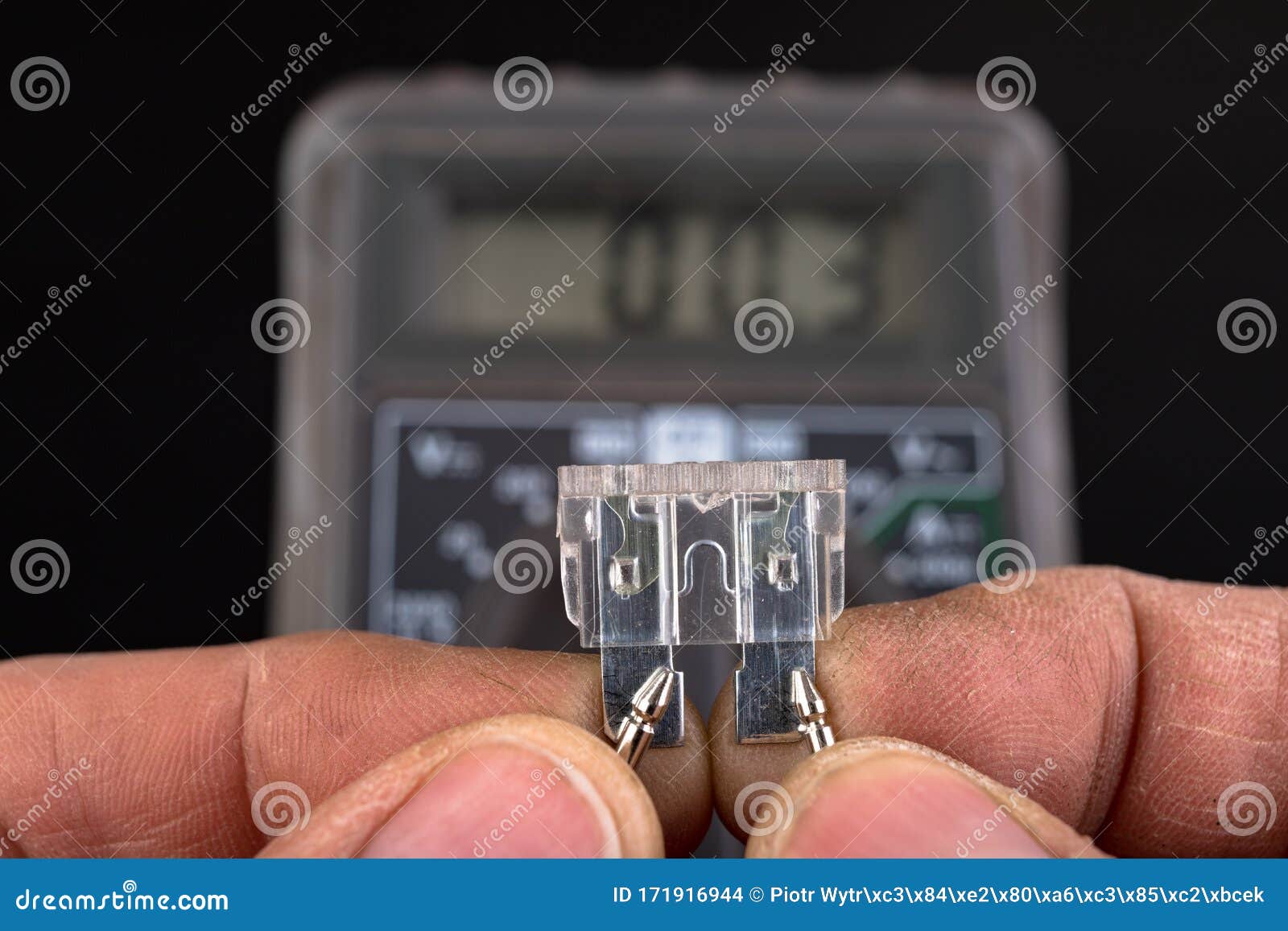 Widerstandsmessung Von Autosicherungen Mit Einem Stromzähler Prüfung Der  Leitfähigkeit Elektro- Verteidigung in Stockfoto - Bild von hand, wartung:  171916944