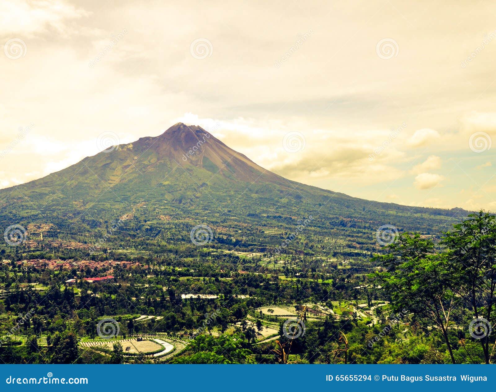 Widok widzieć od Ketep przepustki Merapi góra, Magelang, Indonezja