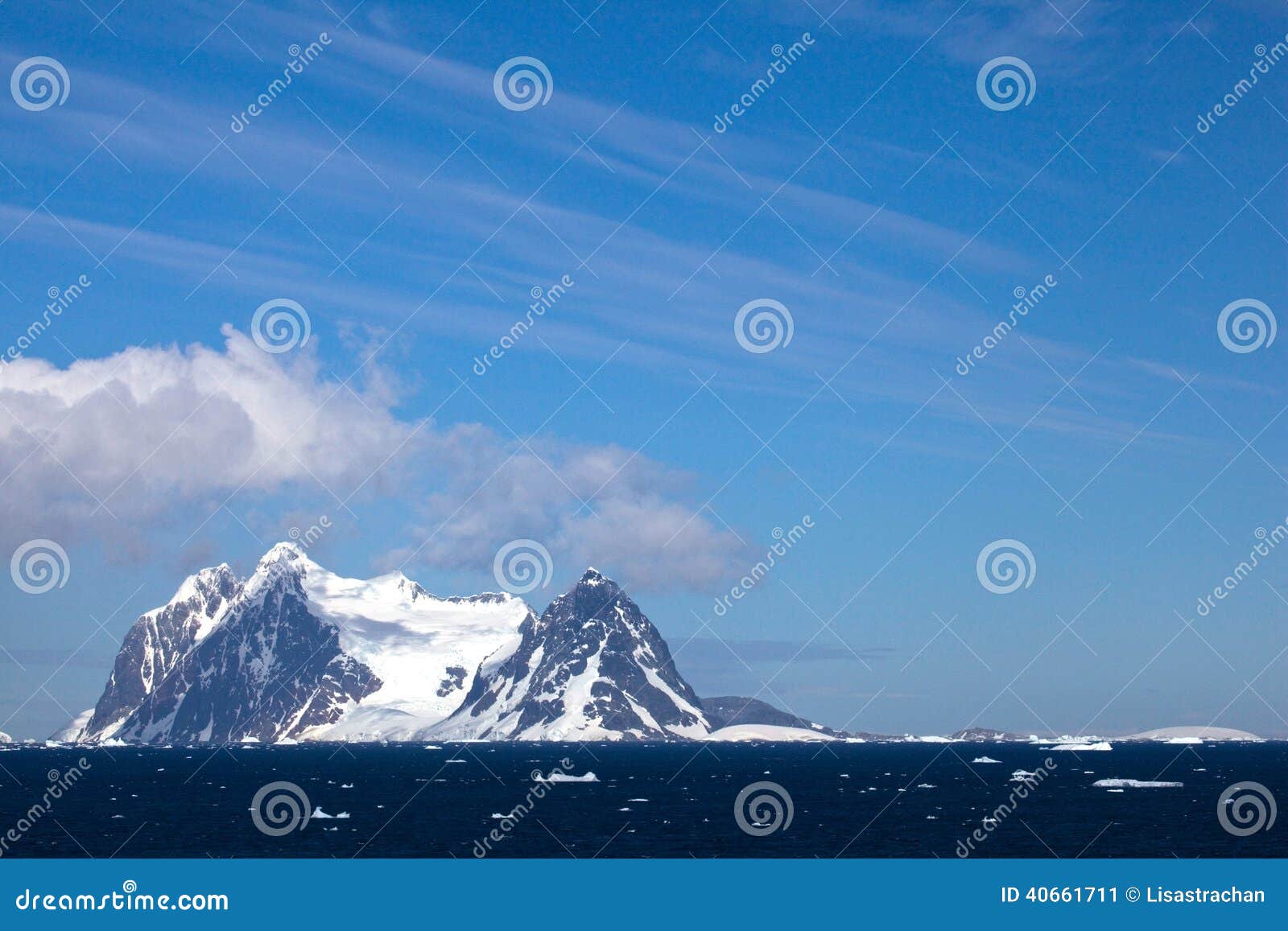 Widoki od Lemaire kanału, Antarctica Śnieg zakrywać góry górują nad ocean pod pięknym niebieskie niebo dniem