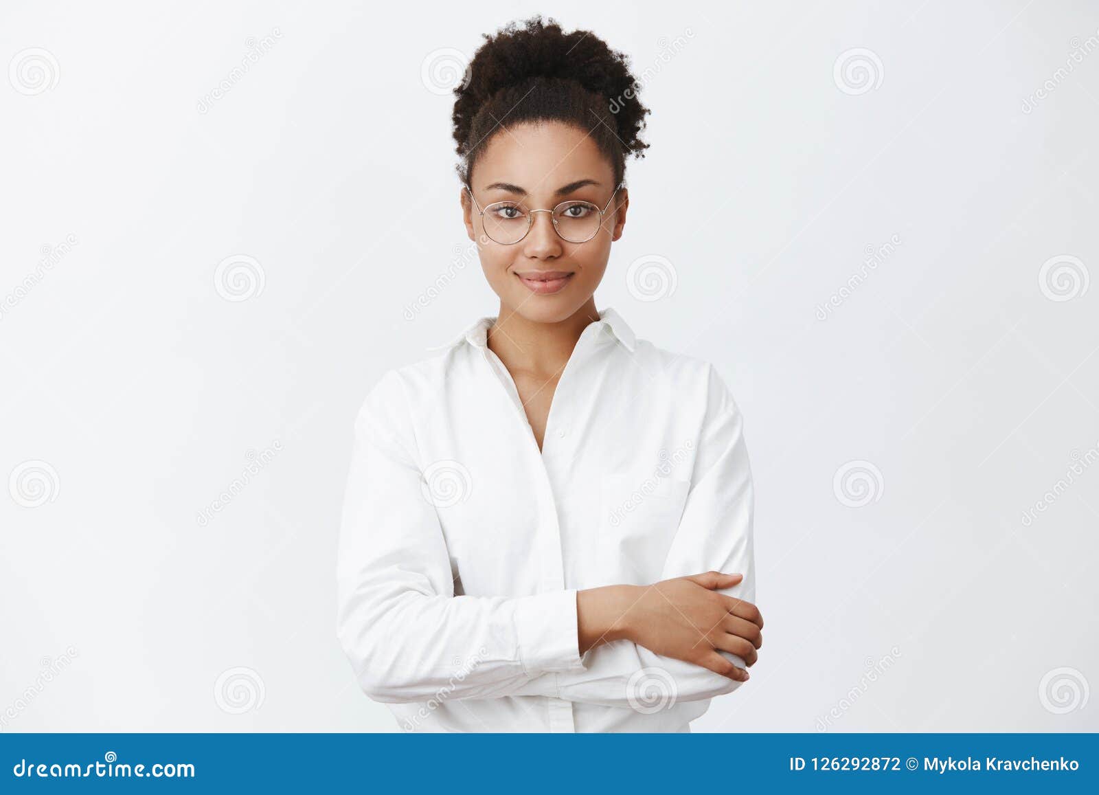 Wie ich kann, helfen Sie Ihnen Reizend freundlich-aussehende Afroamerikanerfrau in den Gläsern und im weißen Hemd, Händchenhalten kreuzte auf Kasten und höflich lächeln, hörenden Kunden oder Warteänderung im Restaurant