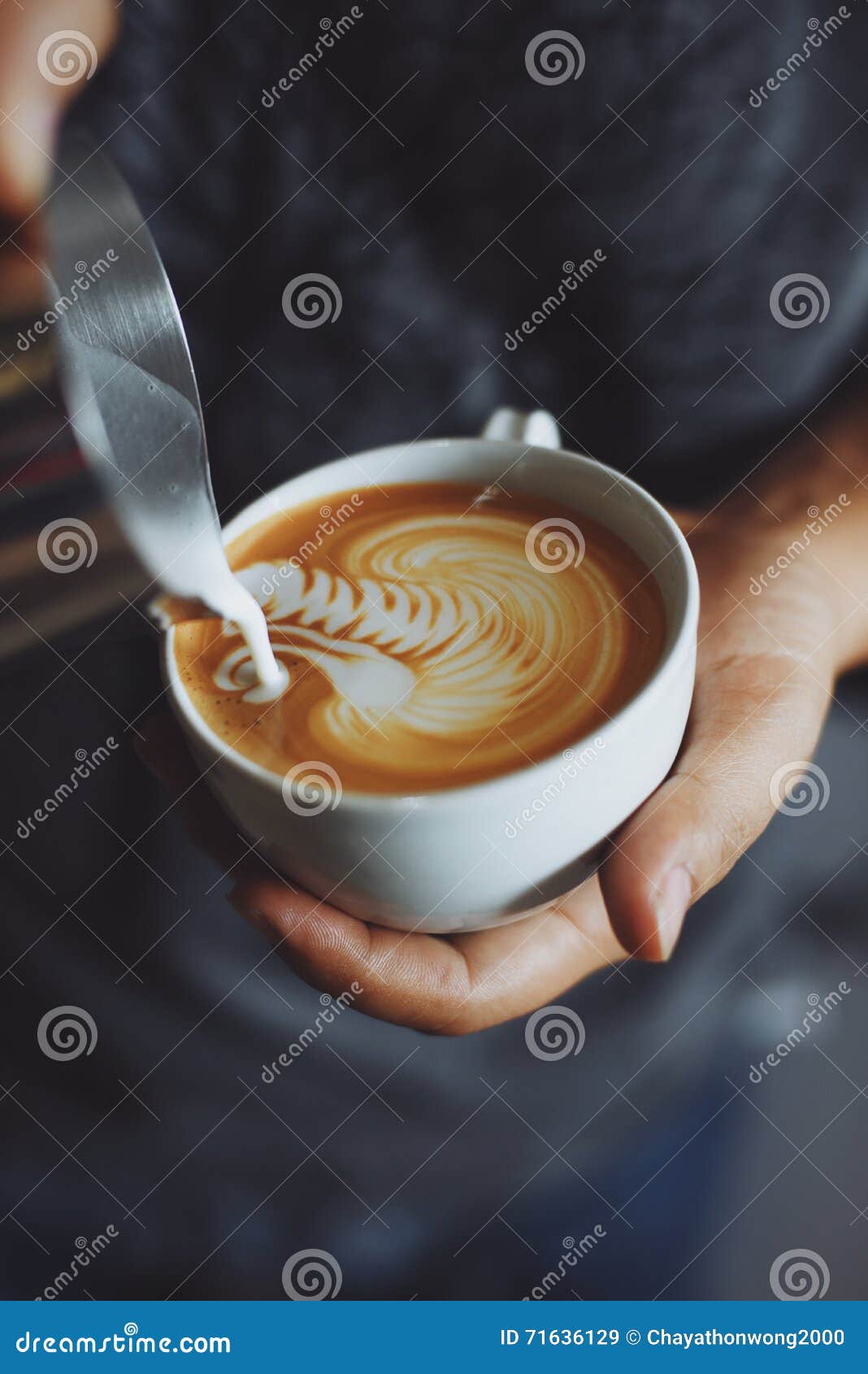 Wie Man Kaffee Lattekunst Durch Barista Im Weinlesefarbton ...