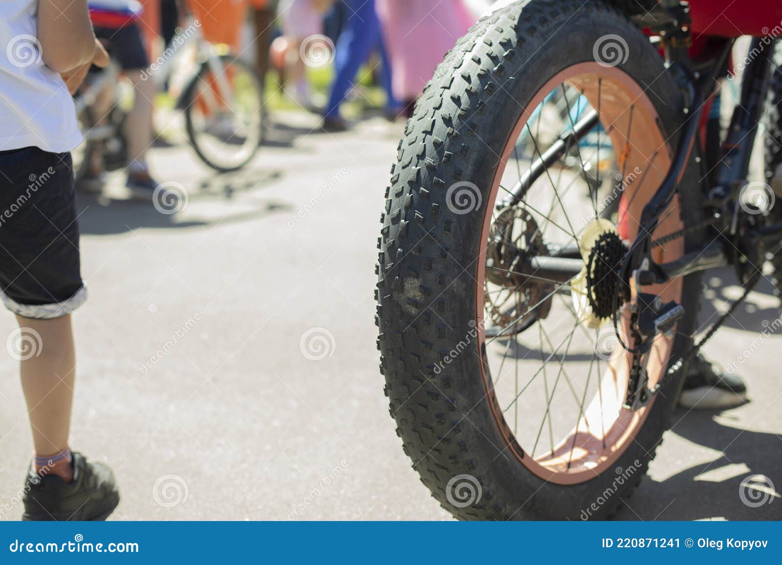 Weg Wegenbouwproces chrysant Wiel. Brede Fietsband. Modderloopvlak Stock Afbeelding - Image of cyclus,  vertrouwen: 220871241