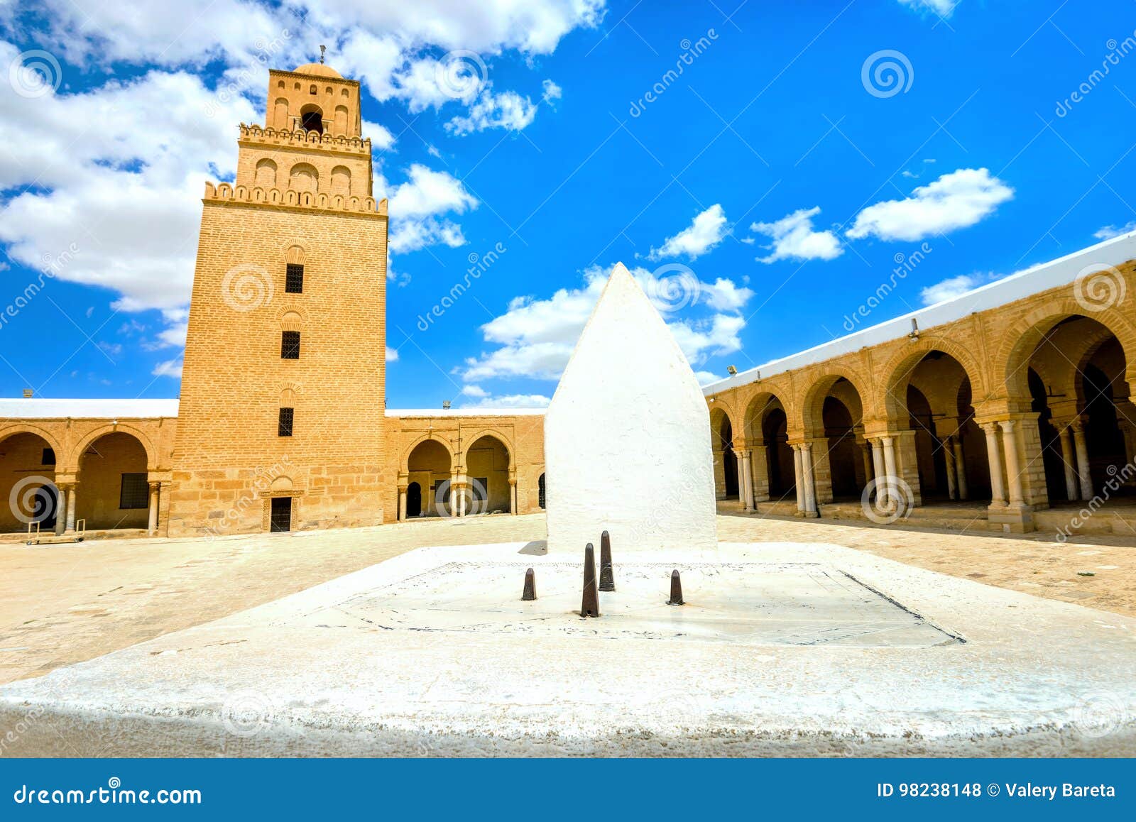 Wielki kairouan meczetowy sundial Tunezja, afryka pólnocna. Antyczny Wielki meczet i sundial w Kairouan Tunezja, afryka pólnocna