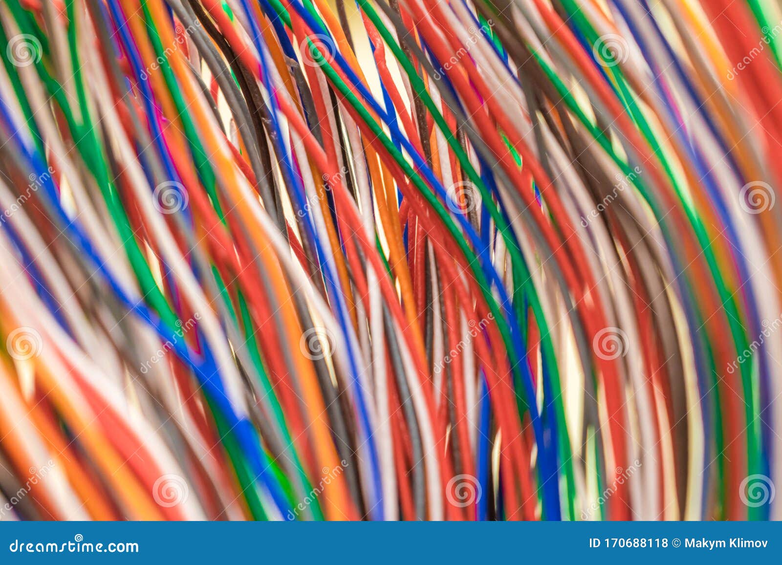 Wielokolorowe Pionowe Przewody Elektryczne Przewody Telekomunikacyjne Są Ze  Sobą Połączone Cienki Kolorowy Kabel Telefoniczny Zdjęcie Stock - Obraz  złożonej z internety, elektryczny: 170688118