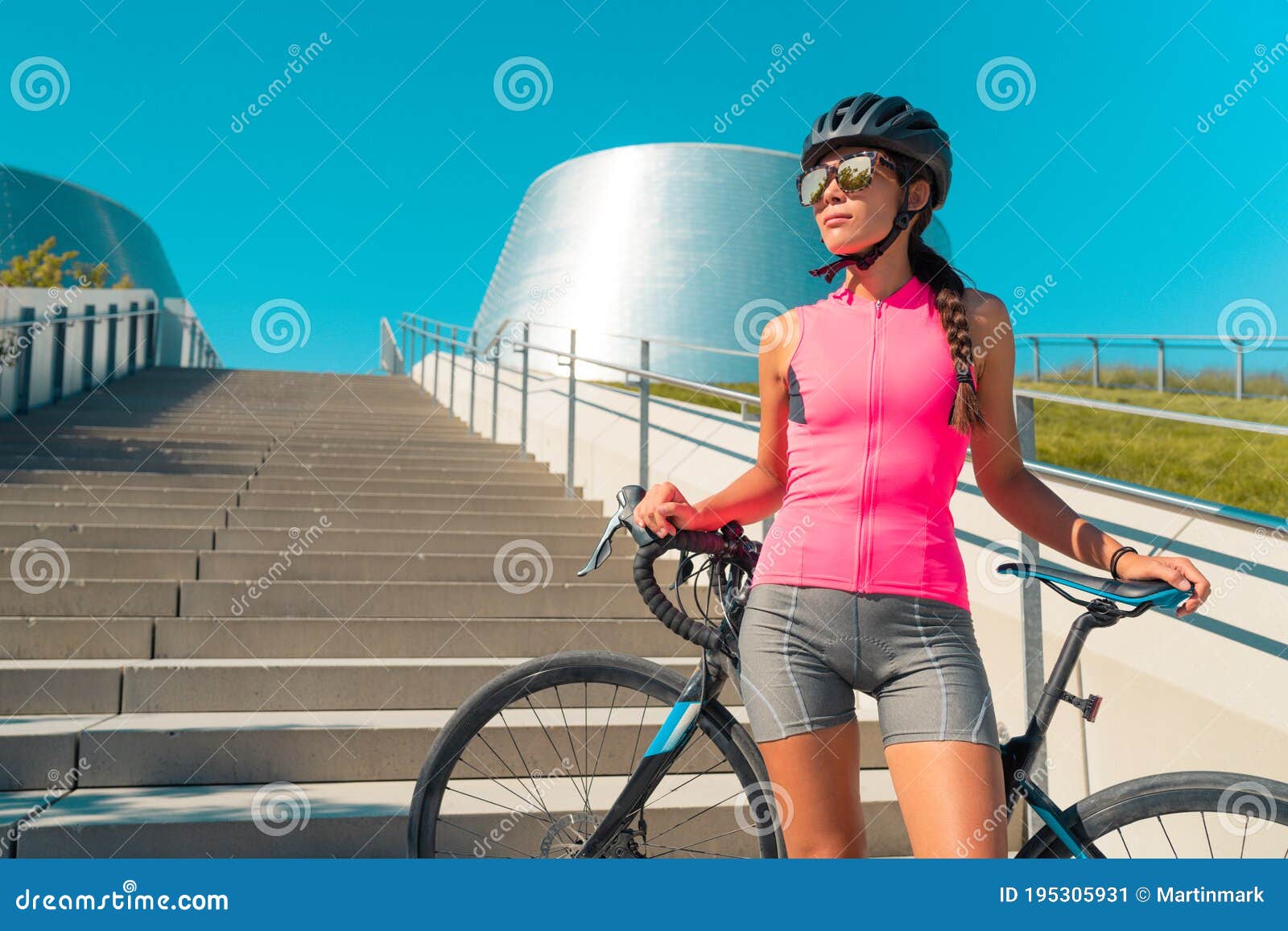 tennis Bewust fictie Wielrenner Van De Stad Met Fiets Met Een Helm Zonnebril Roze Jersey Voor  Fietsen Op De Warme Zomerdag in De Stad : Woon - Werkverk Stock Afbeelding  - Image of sport, verplaatsen: 195305931