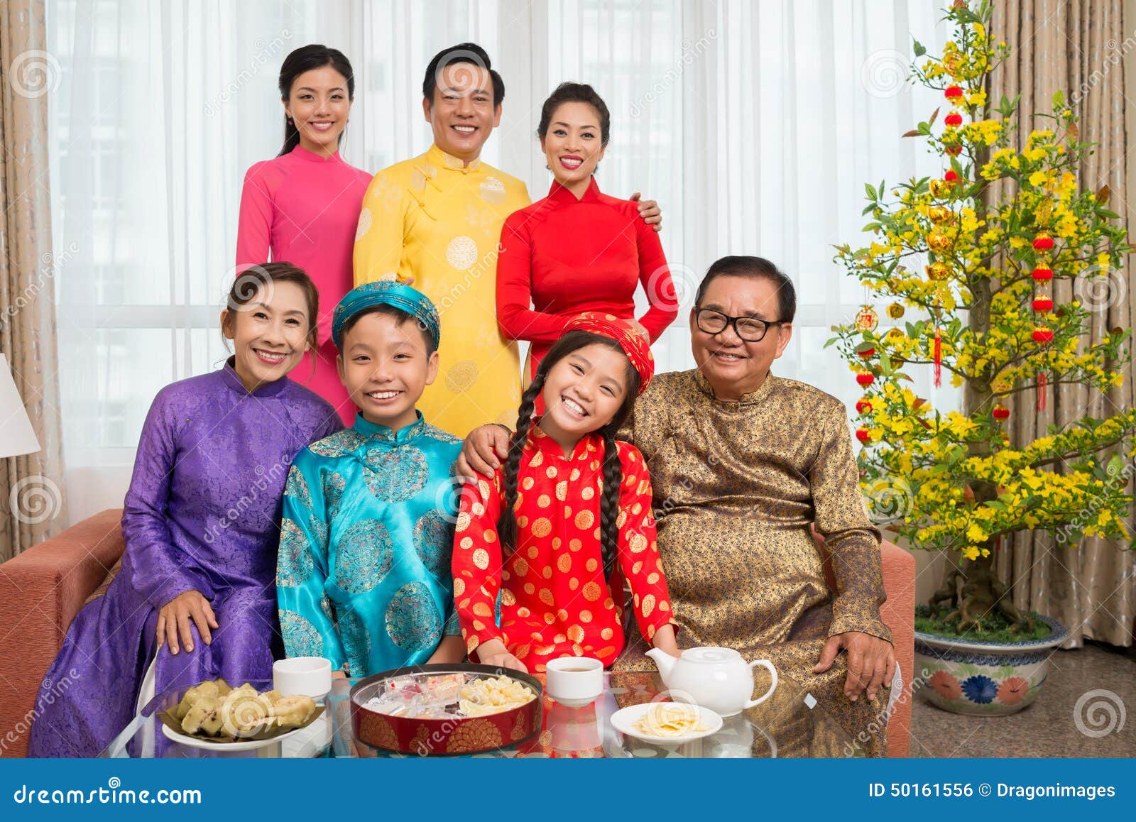 Wietnamska Rodzina W Krajowych Kostiumach Zdjęcie Stock - Obraz ...