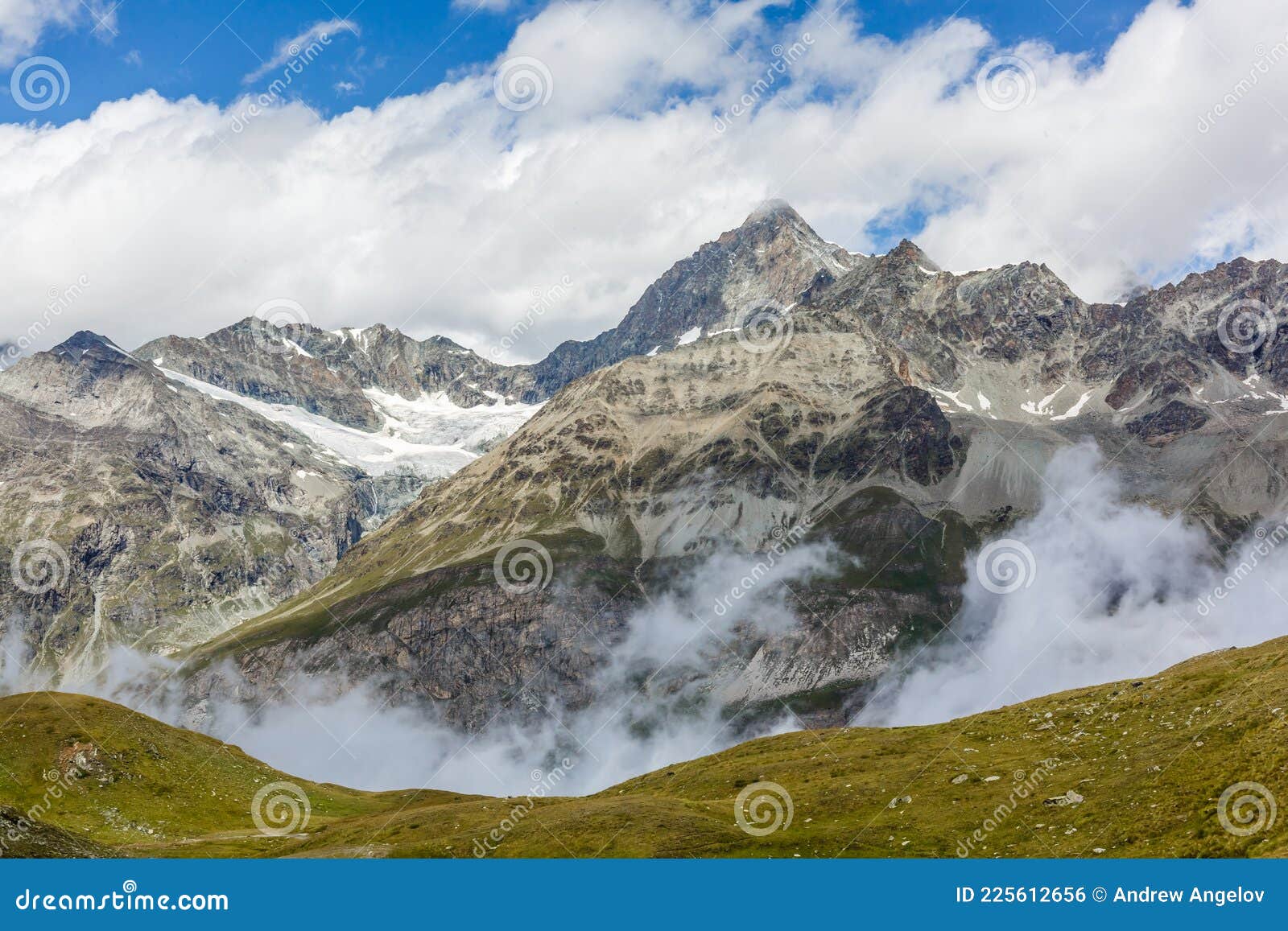 this wiewpoint is above the clouds, who surrounding another peaks in this area.