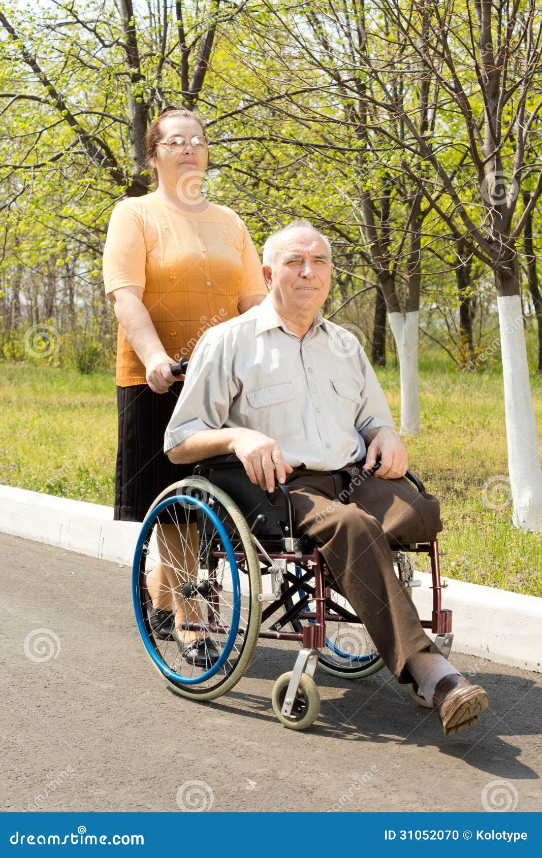 Жены мужей инвалидов 1 группы. Женщина инвалид пожилая. Старики инвалиды. Жена в инвалидном кресле. Пожилая женщина в инвалидном кресле.