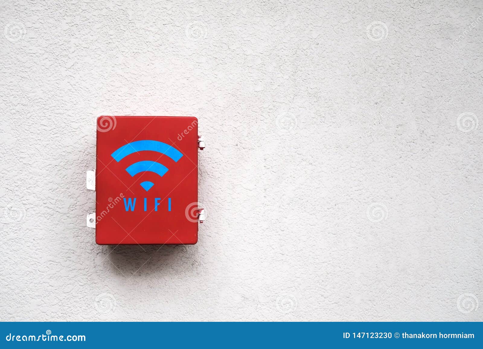 WiFi-pictogram op rode doos op witte grungeachtergrond, Routerwifi