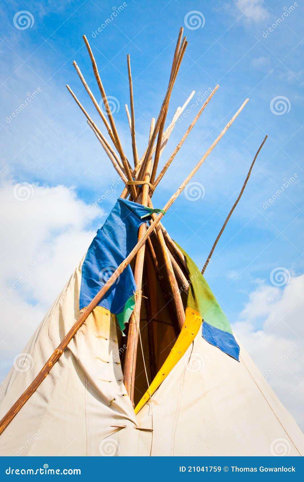 Parte superior de um wigwam tradicional de encontro a um céu azul brilhante do verão