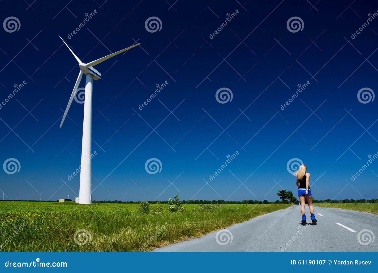 Wijfje bij windenergiegenerator