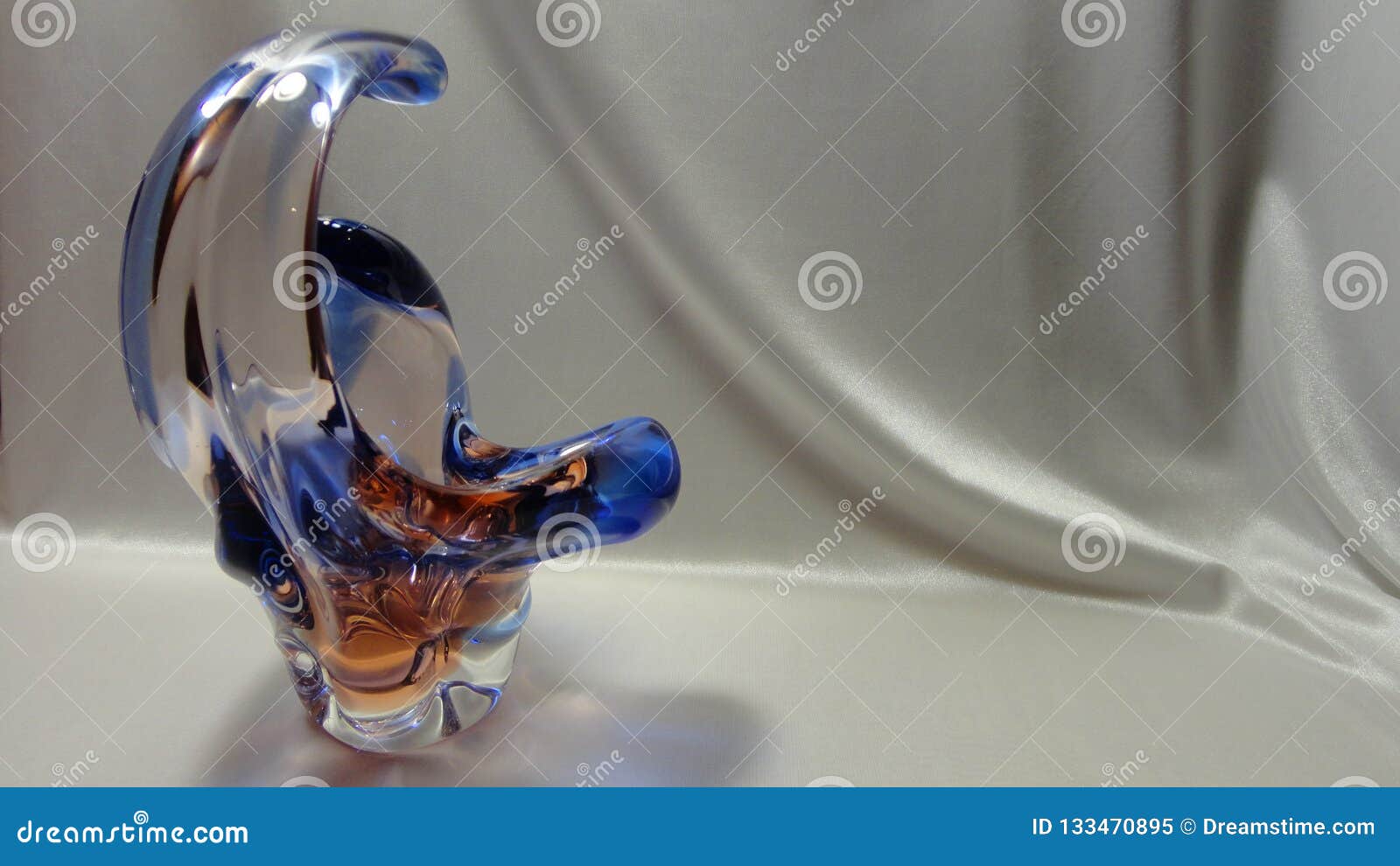 Wijnoogst van het de kunstglaswerk van de glas de blauwe vaas. Van het de kunstglaswerk van de glas het blauwe vaas art. van het de kleurenglas uitstekende binnenlandse witte