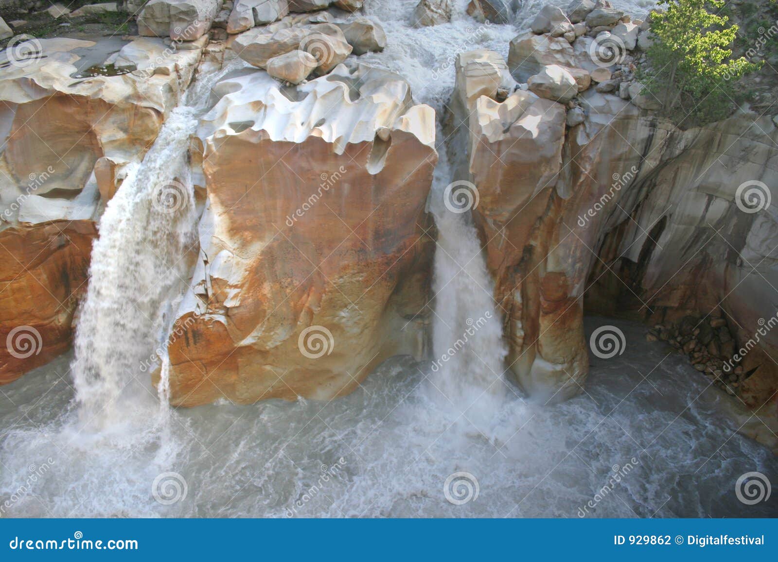 wild raging suraj kund waterfall gangotri india