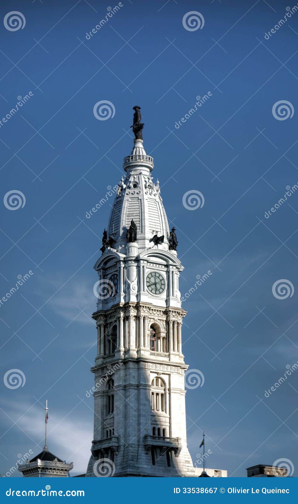 William Penn Statue sobre a câmara municipal de Philadelphfia. William Penn bronzeia a estátua sobre a torre de pulso de disparo acima da construção do estilo do império de Hall Second da cidade de Philadelphfia como a casa do governo local de Philly em Pensilvânia