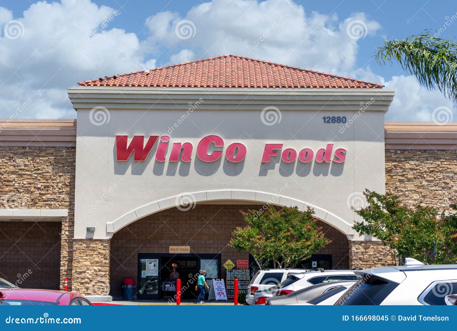 WinCo Foods sign editorial image. Image of condiments 166698045